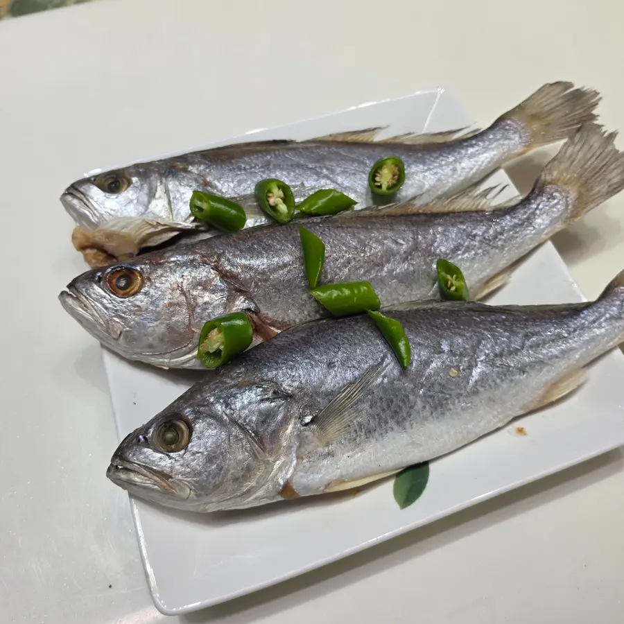 접시에 담긴 별미찬 민어조기 3마리